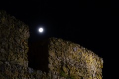 Il castello guarda la Luna